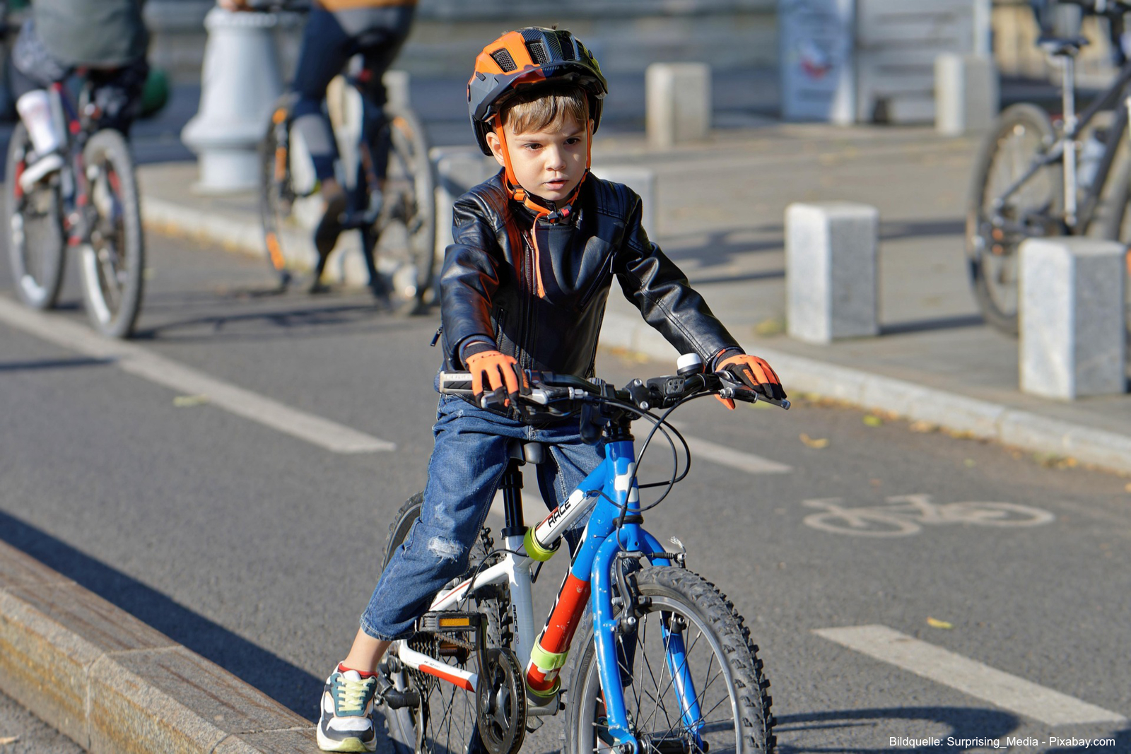 Kinder mit dem Fahrrad im Straßenverkehr sicher unterwegs. Sicher fahren können heißt noch nicht sicher im Verkehr fahren.