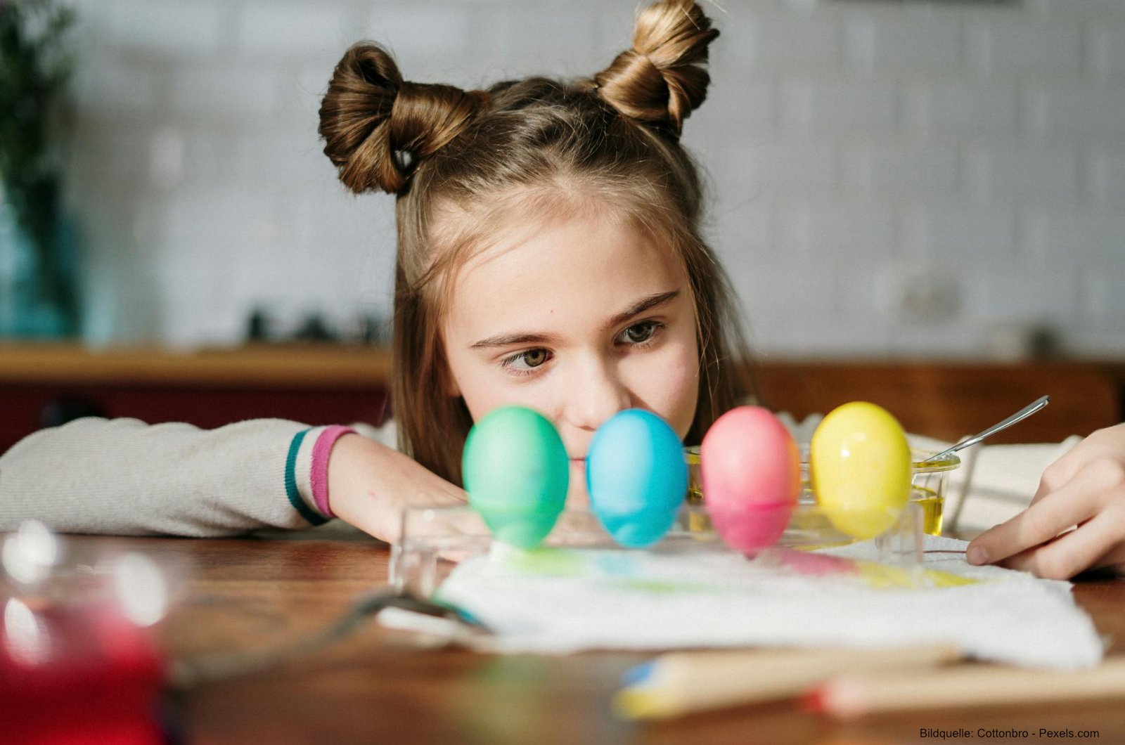Sicheres Ostereierfärben mit Kindern