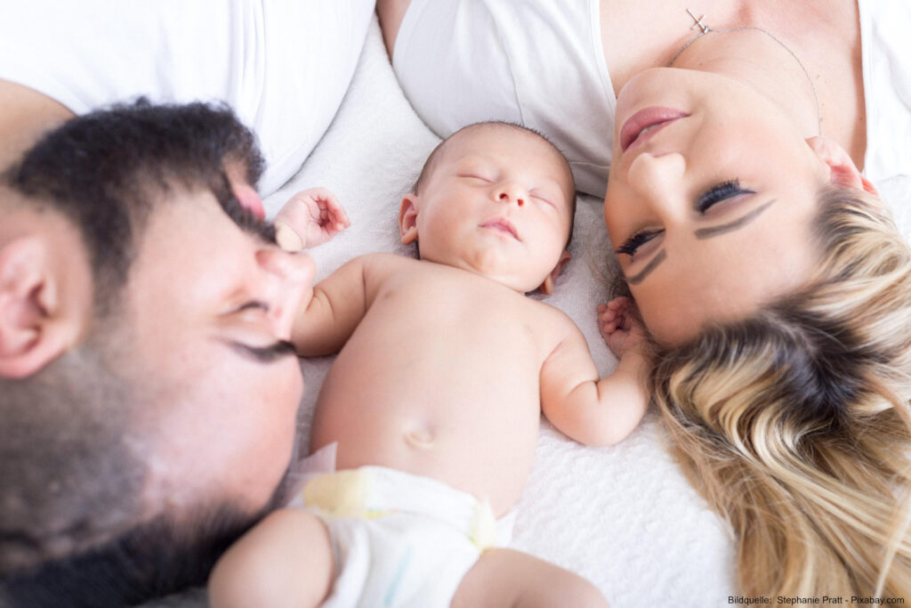 Heiße Getränke, Badewasser und erhöhte Wickelplätze gehören zu den typischen Unfallgefahren für Babys im Alltag.