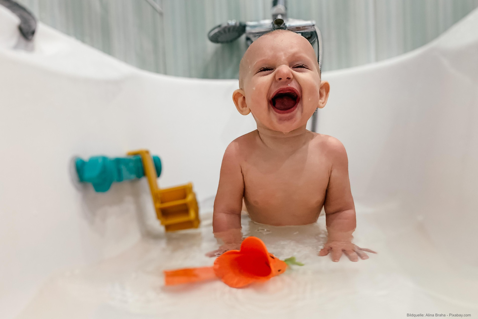 Verbrennung beim Baden des Babys kommen leider oft vor. Für das Babybad eignet sich körperwarmes Wasser von etwa 36 bis 37 Grad Celsius.