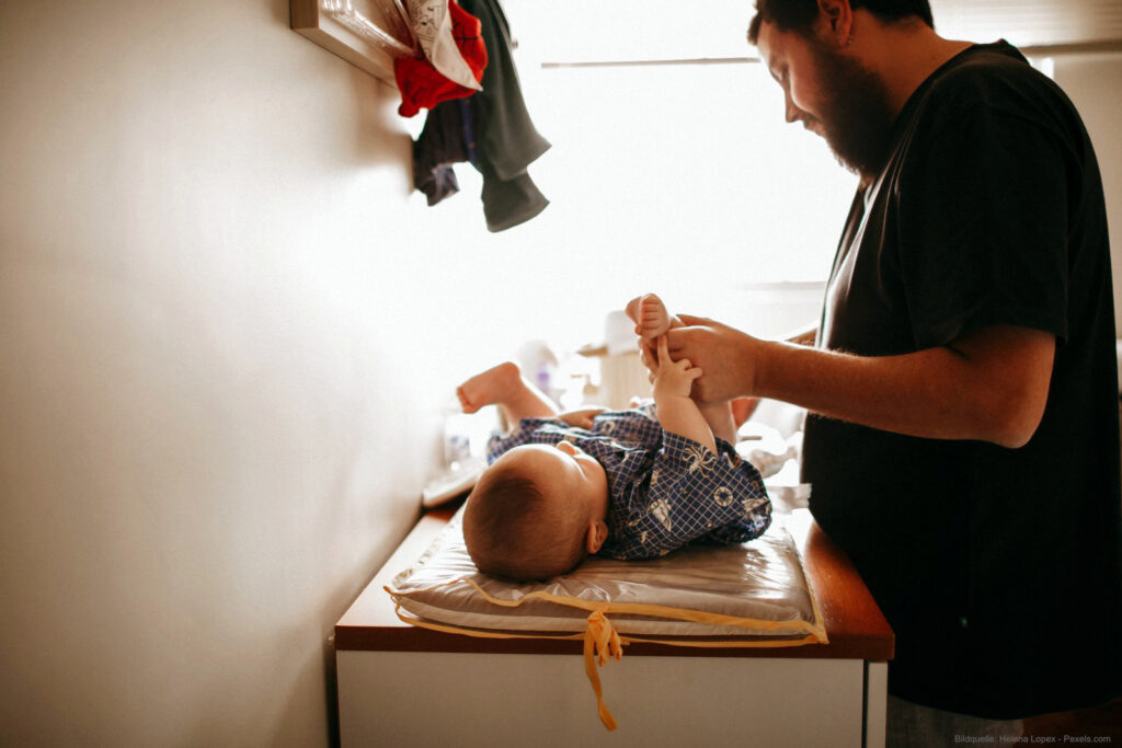 Ein Klassiker ist der Sturz vom Wickeltisch. Eine Hand bleibt zur Sicherheit immer beim Baby.