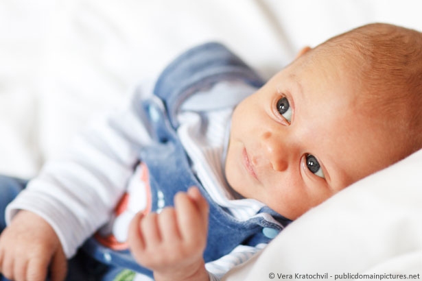 Eltern sollten Wert legen auf Naturtextilien und schadstofffreie Babykleidung.