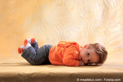 Flauschige Socken halten die Füße von Babys warm.